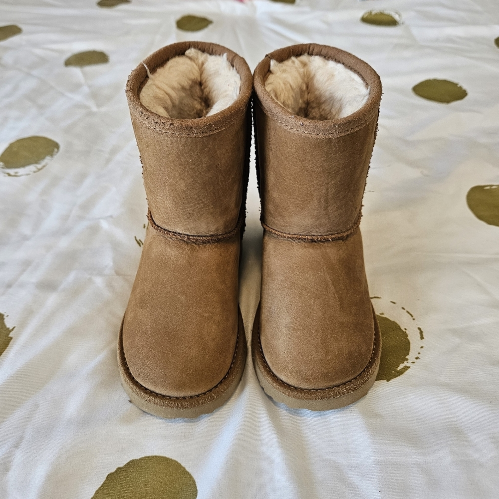 Ugg Toddler Classic ll Boot size 7